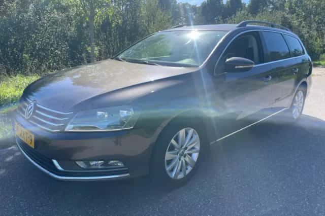 Volkswagen Passat (2012) thumbnail 2