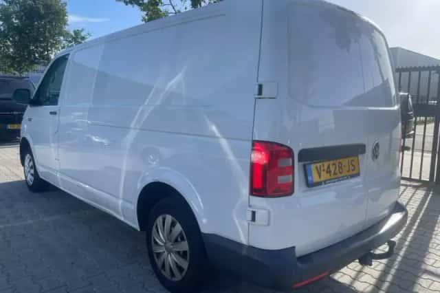 Volkswagen Transporter (2017) thumbnail 3