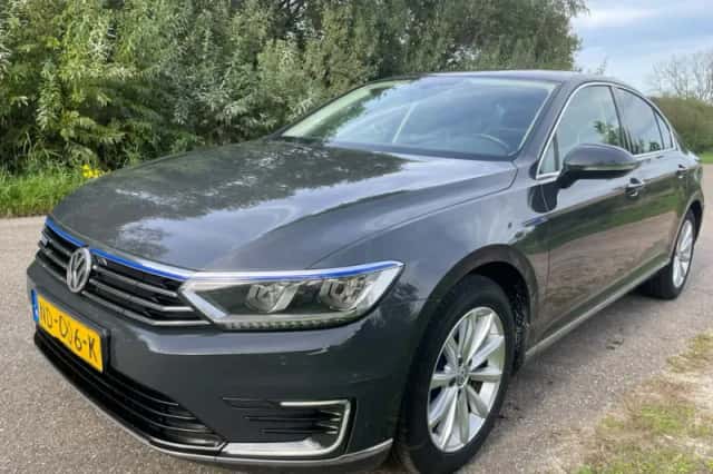 Volkswagen Passat (2016) thumbnail 1