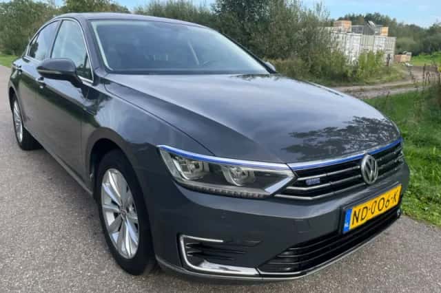 Volkswagen Passat (2016) thumbnail 2