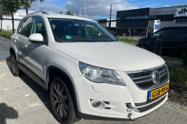 Volkswagen Tiguan (2010) thumbnail 2