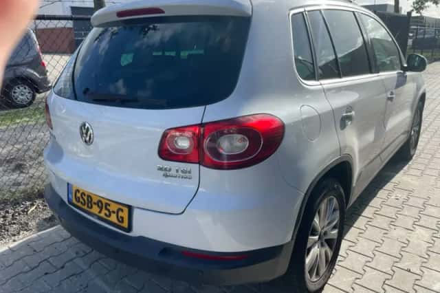 Volkswagen Tiguan (2010) thumbnail 3