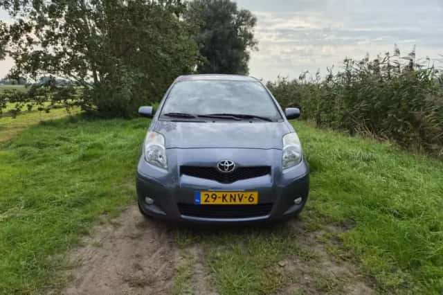 Toyota Yaris (2010) thumbnail 2
