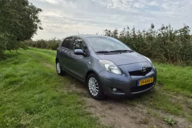 Toyota Yaris (2010) thumbnail 3