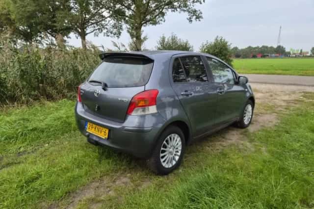 Toyota Yaris (2010) thumbnail 4