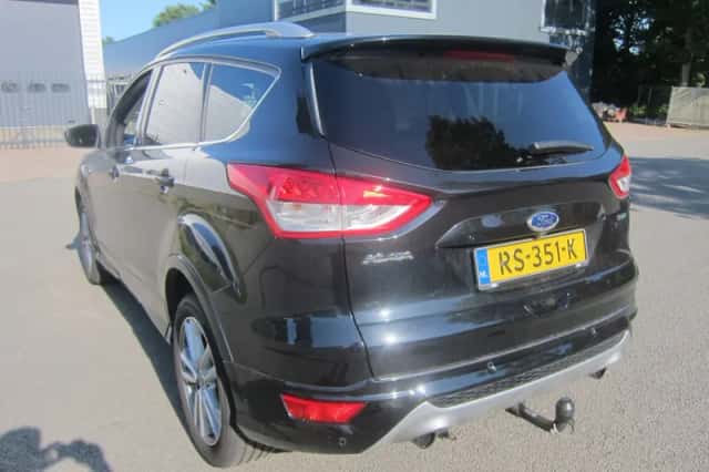 Ford Kuga (2015) thumbnail 3