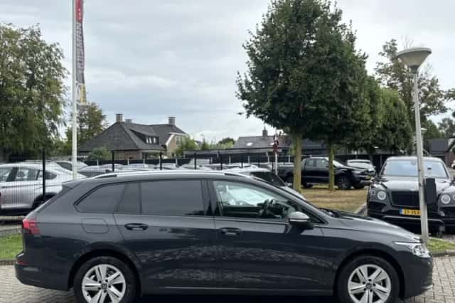 Volkswagen Golf (2021) thumbnail 4
