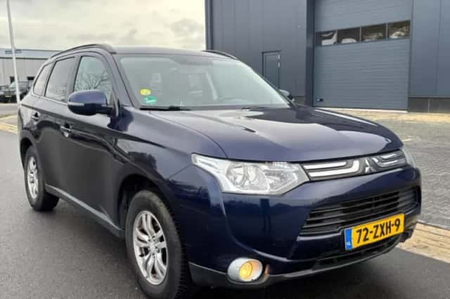 Mitsubishi Outlander (2013) thumbnail 2