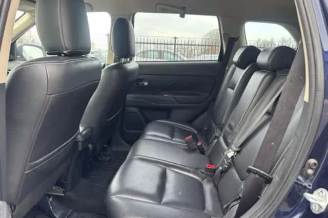 Mitsubishi Outlander (2013) thumbnail 6