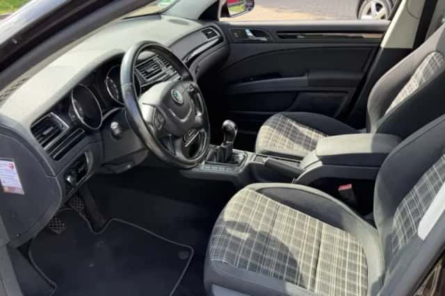 Škoda Superb (2012) thumbnail 5