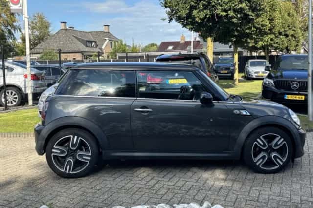 MINI Cooper S (2012) thumbnail 4