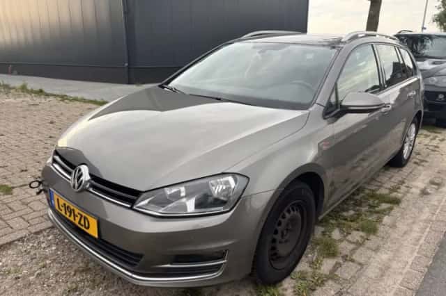 Volkswagen Golf (2016) thumbnail 2