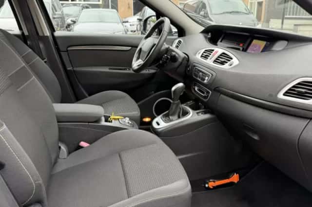 Renault Scénic (2010) thumbnail 4