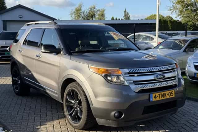 Ford Explorer (2013) thumbnail 3