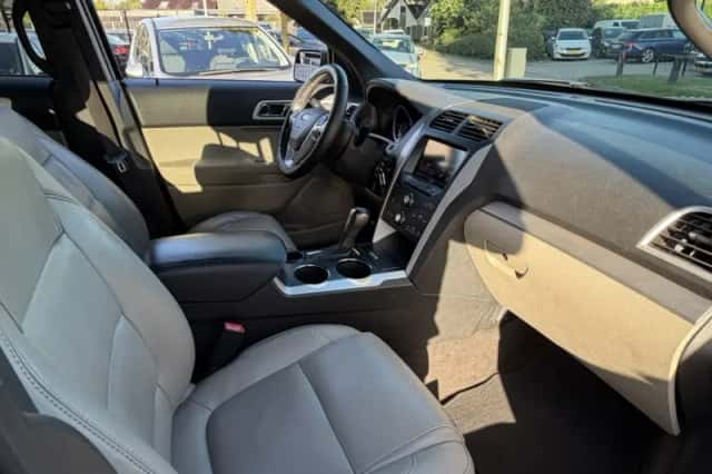 Ford Explorer (2013) thumbnail 4