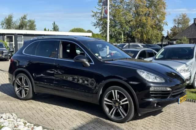 Porsche Cayenne (2011) thumbnail 3