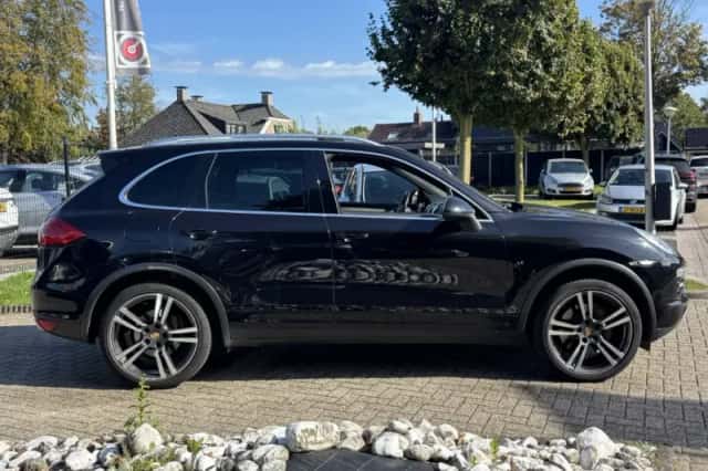 Porsche Cayenne (2011) thumbnail 4