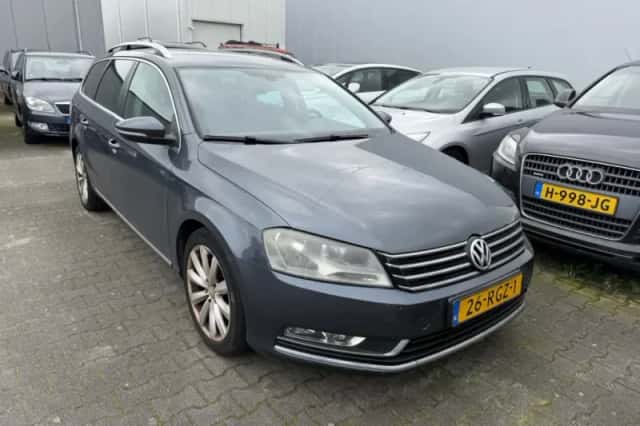 Volkswagen Passat (2011) thumbnail 1