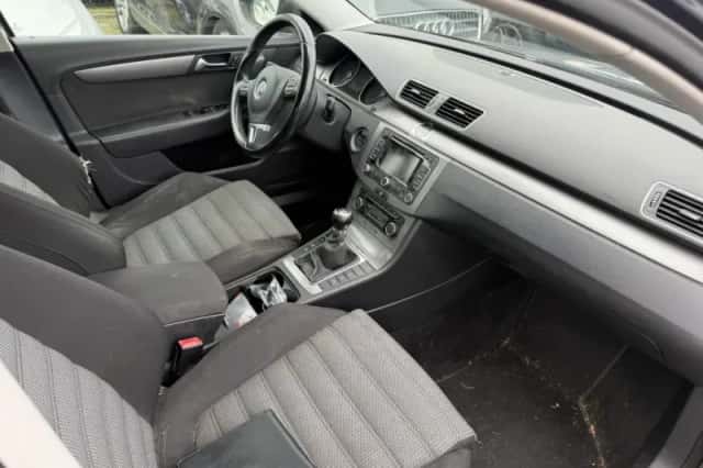 Volkswagen Passat (2011) thumbnail 2