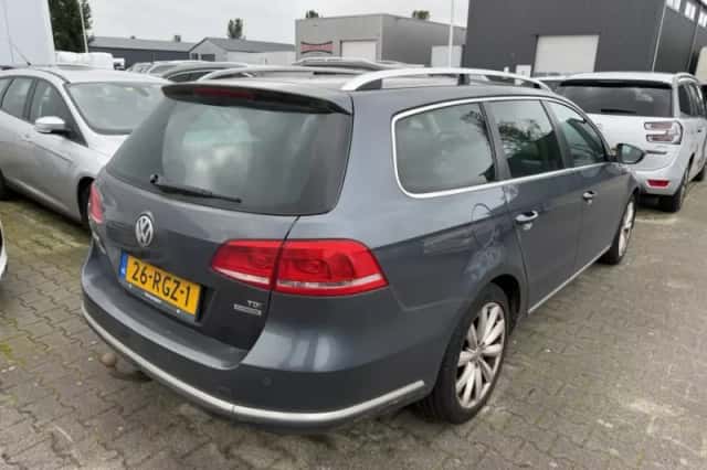 Volkswagen Passat (2011) thumbnail 3
