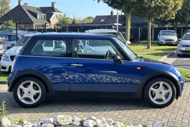 MINI Cooper (2004) thumbnail 4