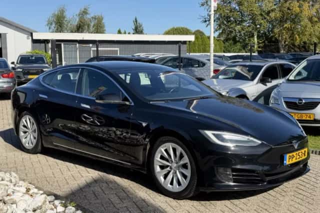 Tesla Model S (2017) thumbnail 2