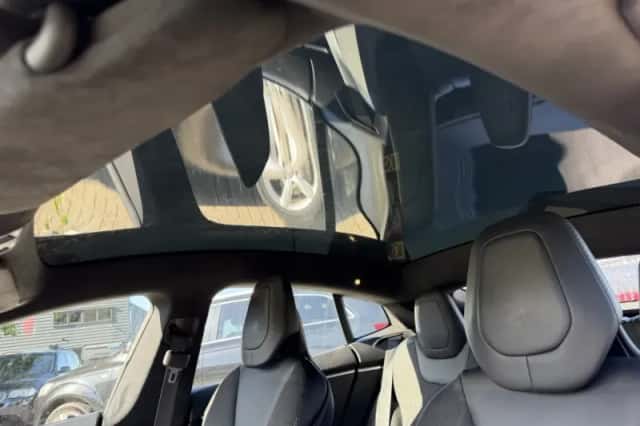 Tesla Model S (2017) thumbnail 6