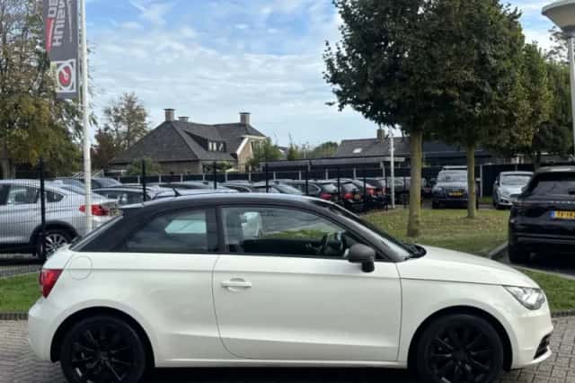 Audi A1 (2011) thumbnail 4