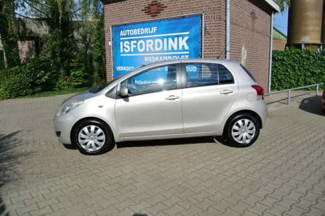 Toyota Yaris (2009) thumbnail 2