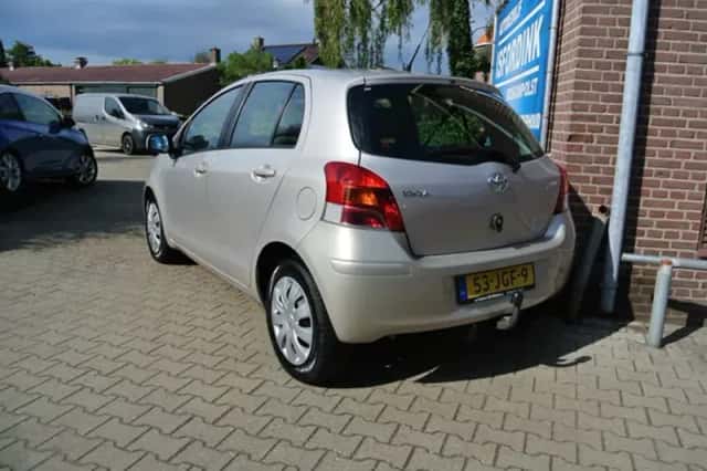 Toyota Yaris (2009) thumbnail 3