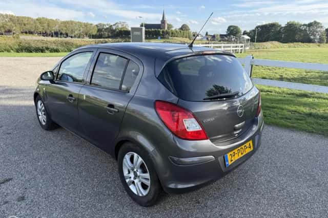 Opel Corsa (2011) thumbnail 3