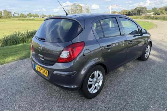 Opel Corsa (2011) thumbnail 4