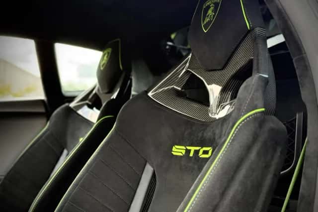 Lamborghini Huracán (2023) thumbnail 3