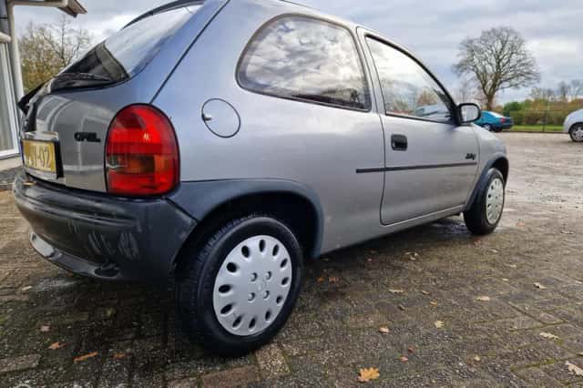 Opel Corsa (1994) thumbnail 2