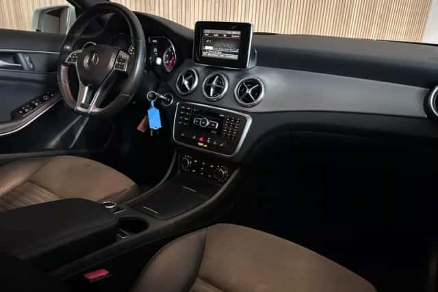 Mercedes-Benz GLA-Klasse (2015) thumbnail 4