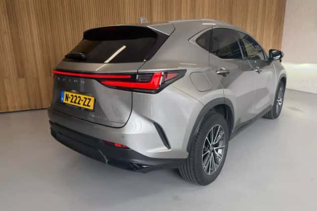 Lexus NX (2022) thumbnail 2