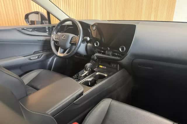 Lexus NX (2022) thumbnail 3