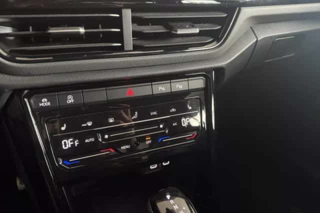 Volkswagen T-Roc (2024) thumbnail 5