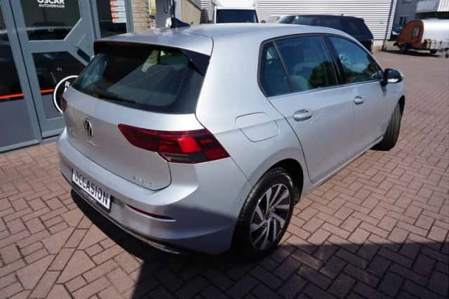 Volkswagen Golf (2022) thumbnail 2