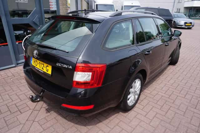 Škoda Octavia (2015) thumbnail 2