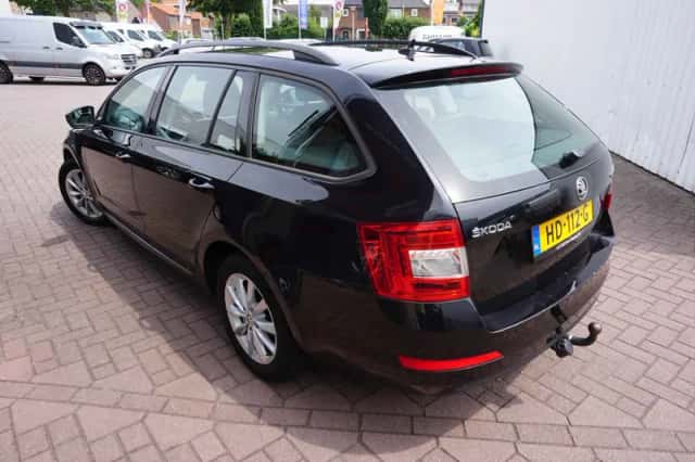 Škoda Octavia (2015) thumbnail 3