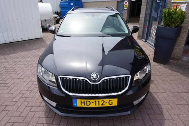 Škoda Octavia (2015) thumbnail 5