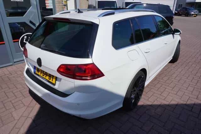 Volkswagen Golf (2015) thumbnail 2