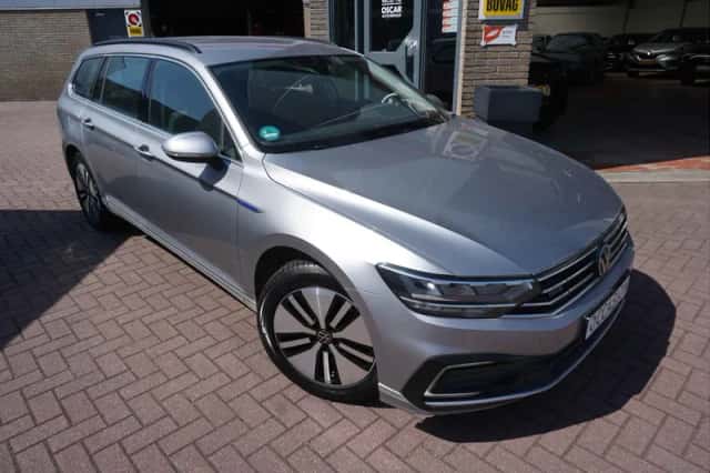 Volkswagen Passat (2022) thumbnail 1