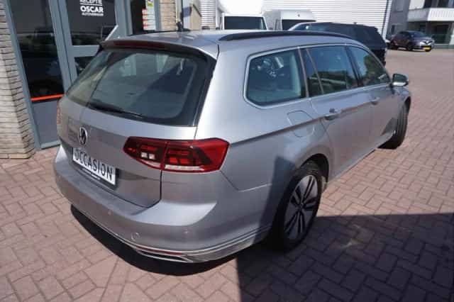 Volkswagen Passat (2022) thumbnail 2