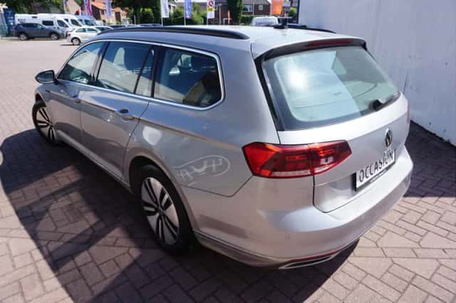 Volkswagen Passat (2022) thumbnail 3