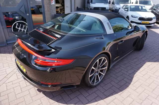 Porsche 911 (2018) thumbnail 2