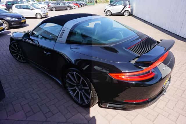 Porsche 911 (2018) thumbnail 3
