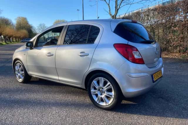 Opel Corsa (2011) thumbnail 3