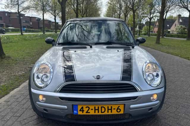 MINI Cooper (2002) thumbnail 5